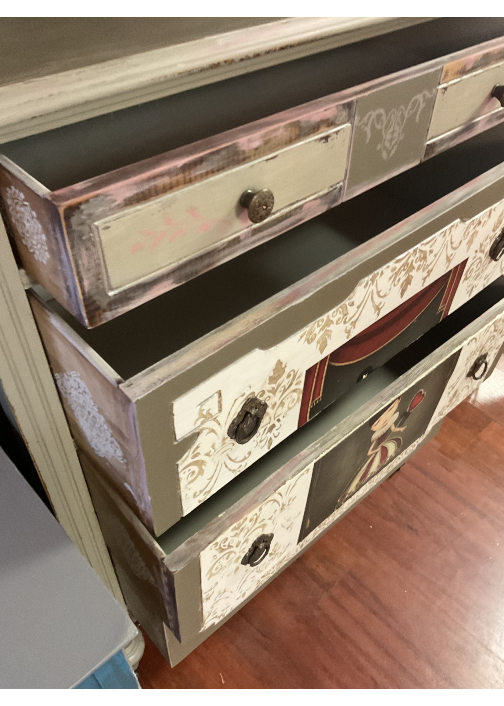 Robin’s Revivals Furniture Chest of drawers 4 drawers antique queen of hearts