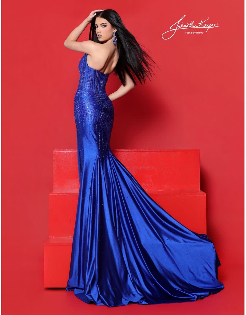 Fitted beaded gown w/ train 3321