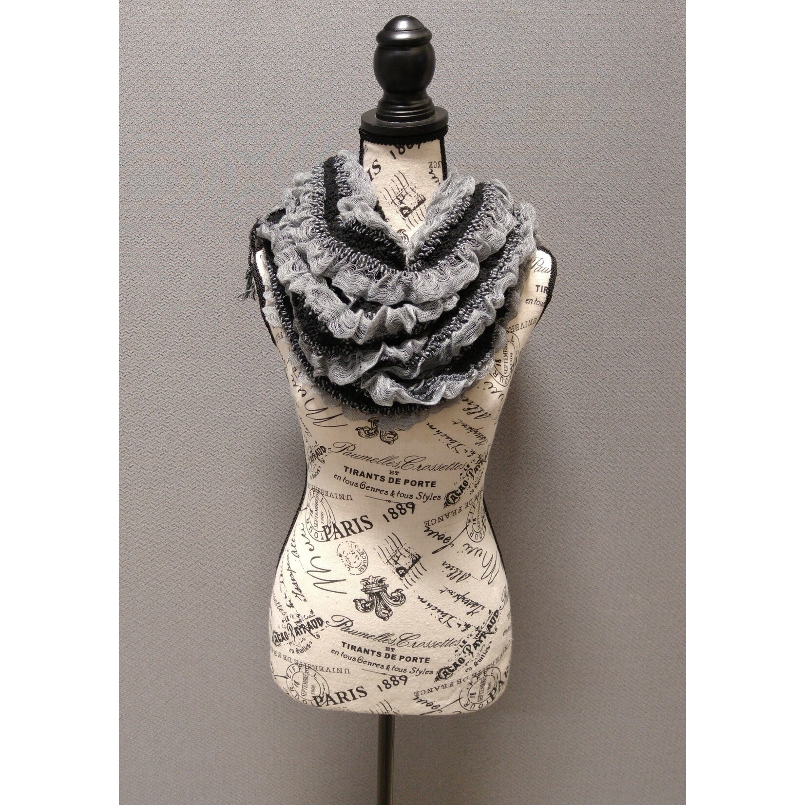 2CHIC Black & White Ruched Stretch Scarf