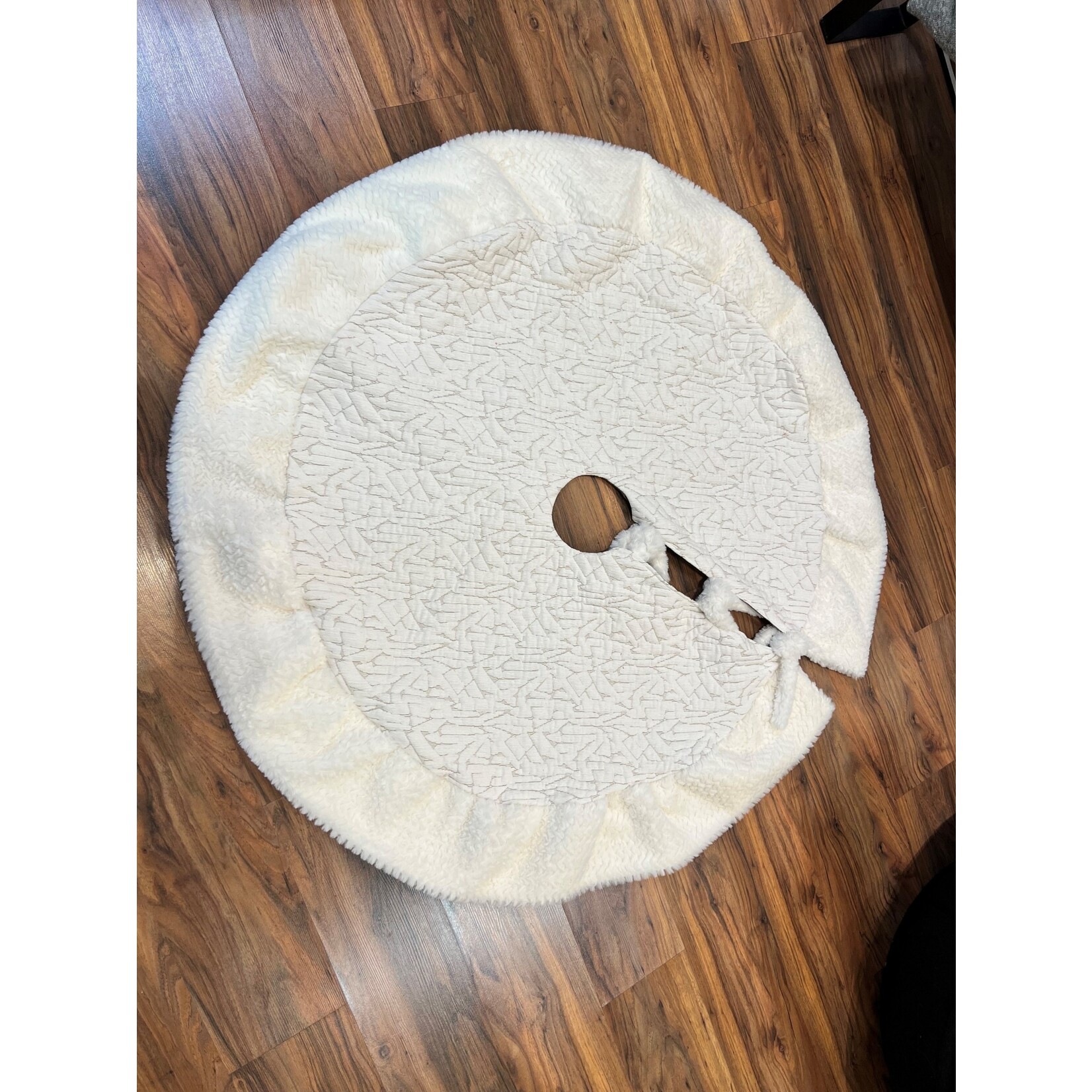 Nicky's Notions White Texture with Fur Trim Tree Skirt
