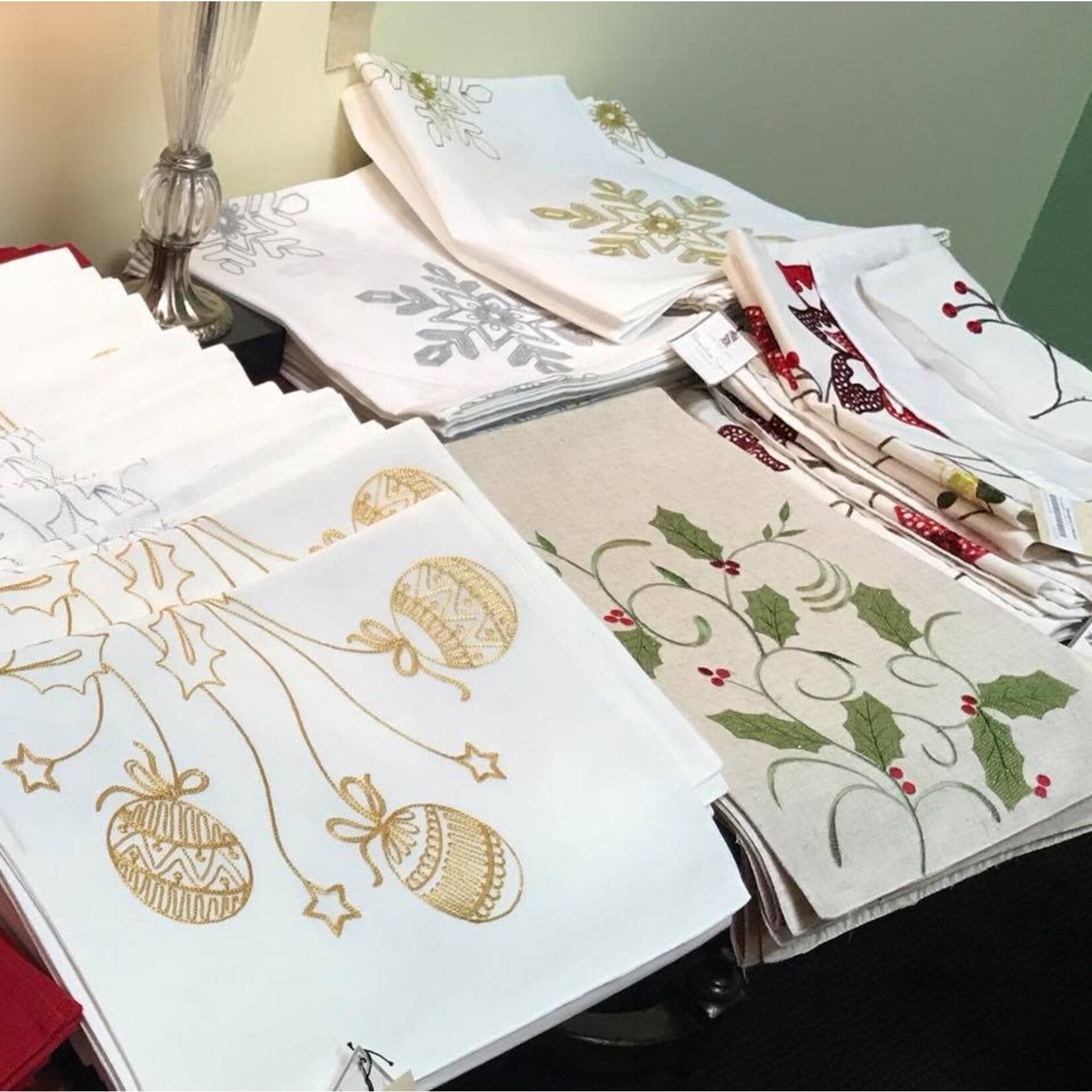 Saro Trading Company Boules de Noel White & Gold Ornament Table Runner
