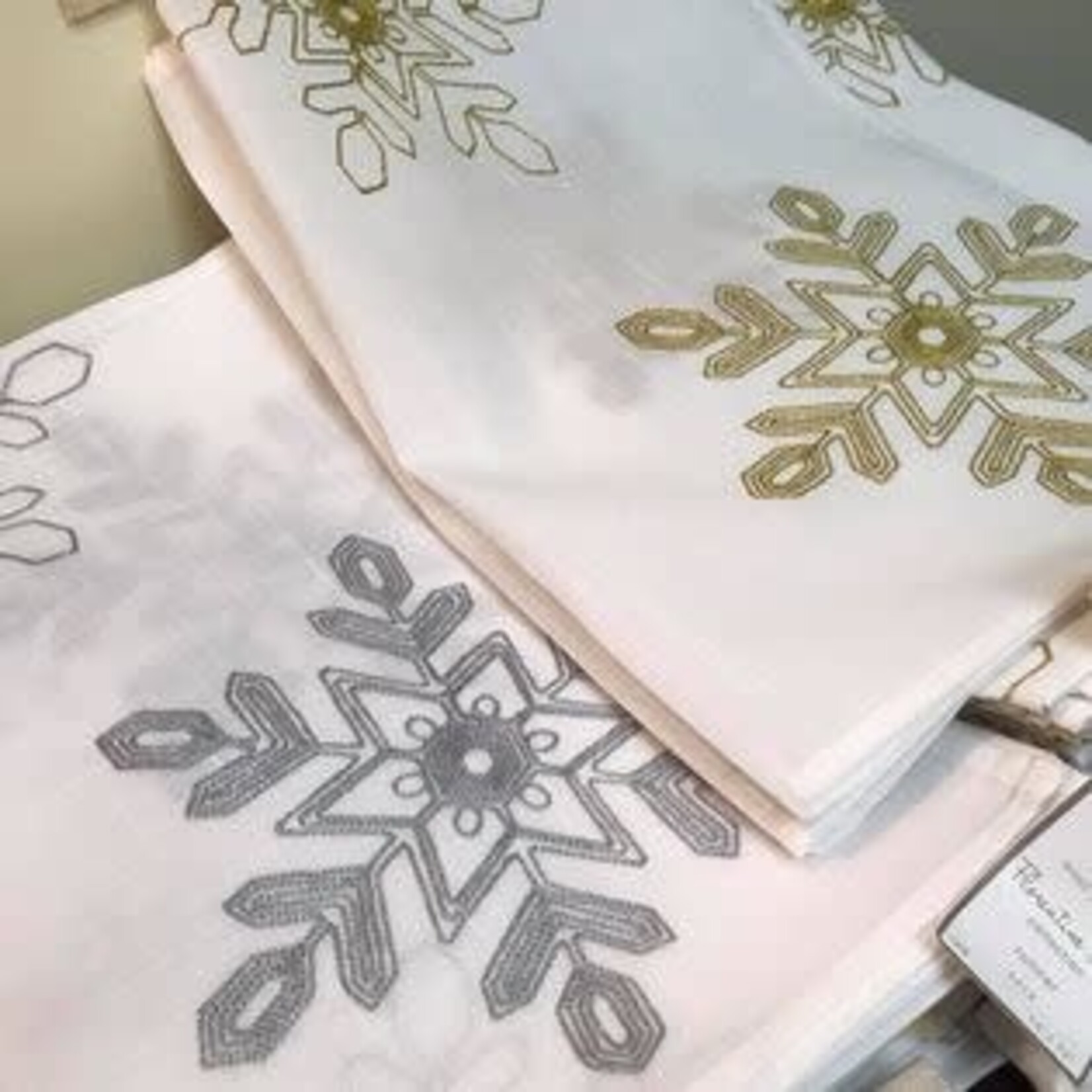 Saro Trading Company White Snowflake Tablecloth Runner