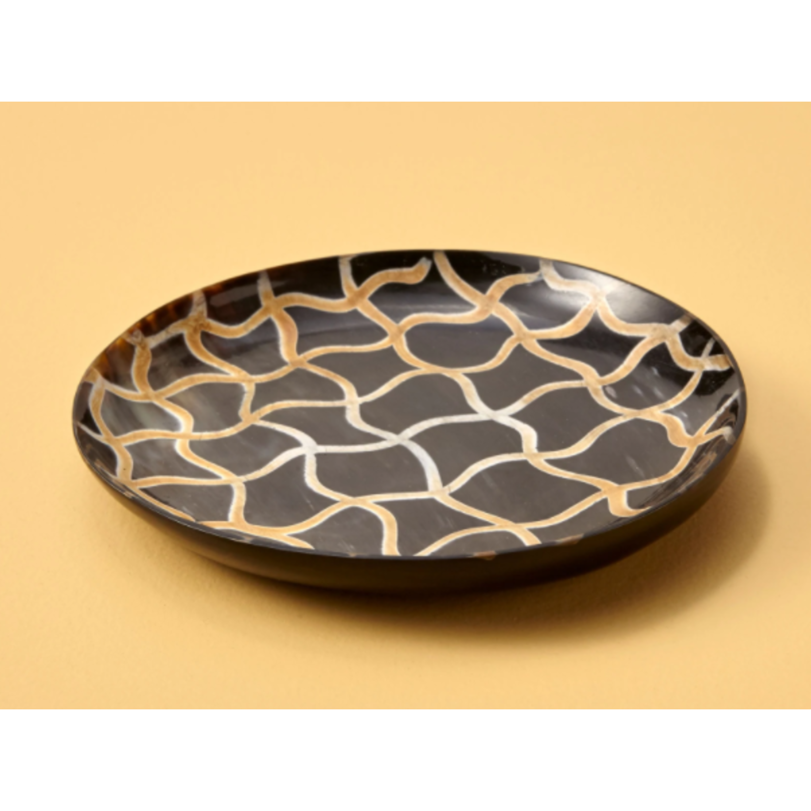 be Home Fishnet Horn Handcrafted Plate Medium