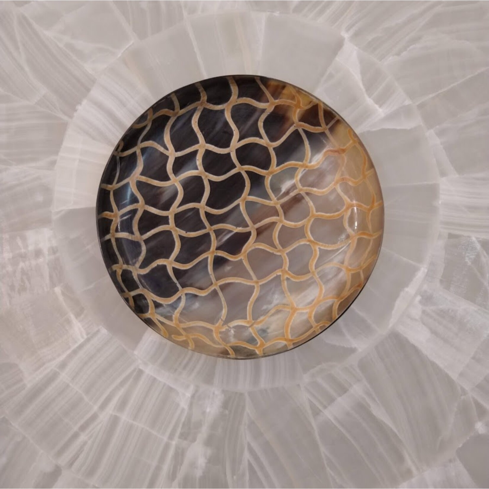be Home Fishnet Horn Handcrafted Plate Medium