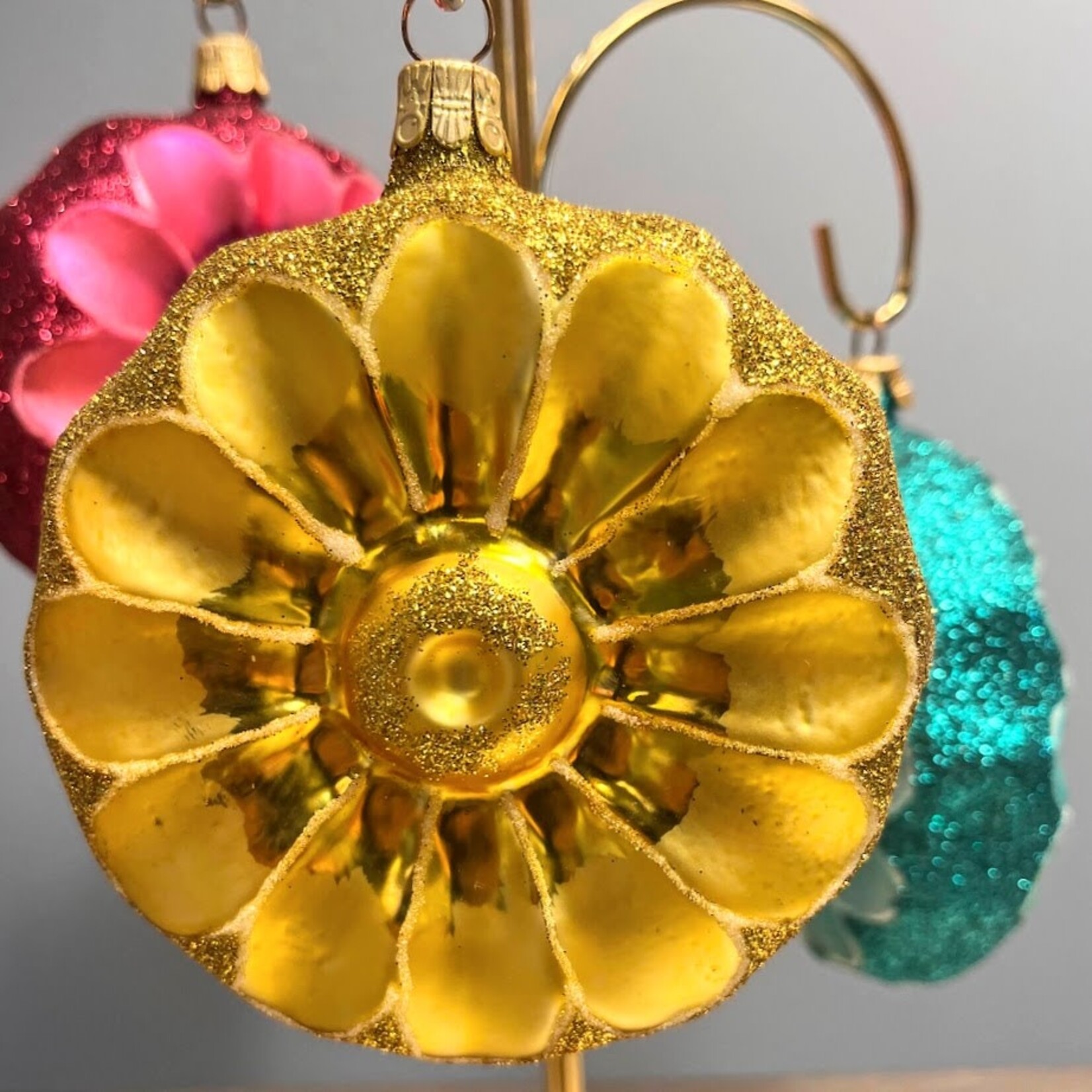 Carole Stupell LTD Vintage Glass Glitter Glow Daisy Ornament