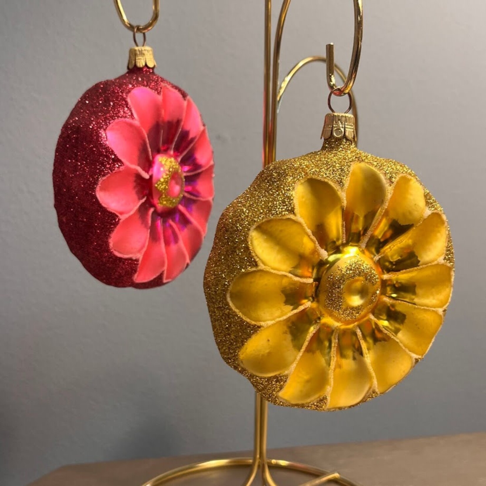 Carole Stupell LTD Vintage Glass Glitter Glow Daisy Ornament