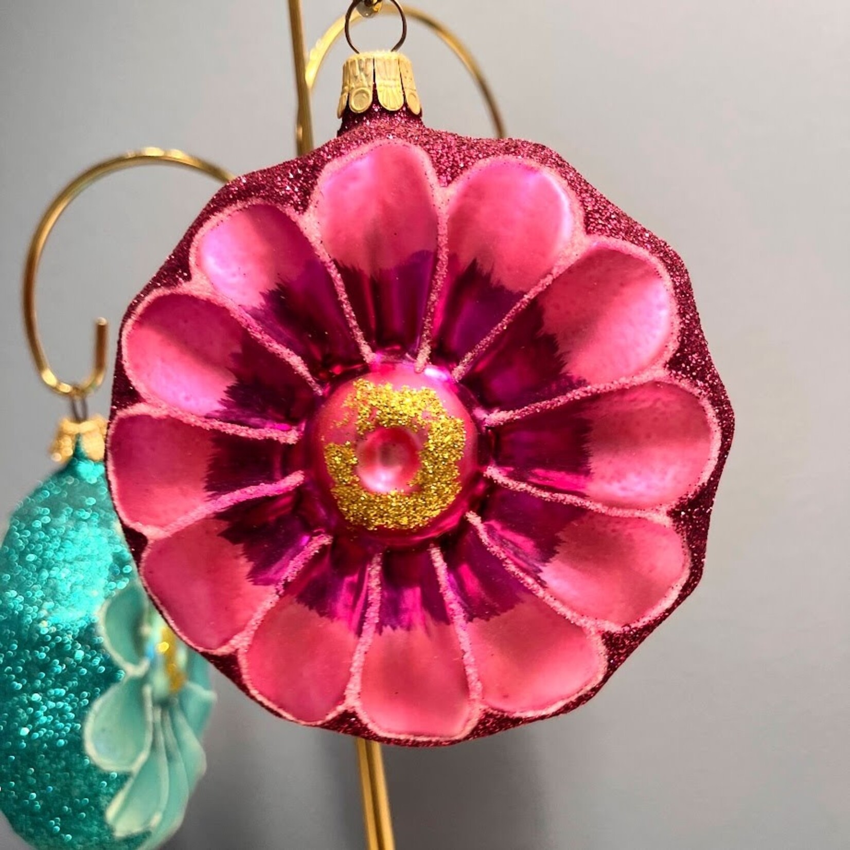 Carole Stupell LTD Vintage Glass Glitter Glow Daisy Ornament