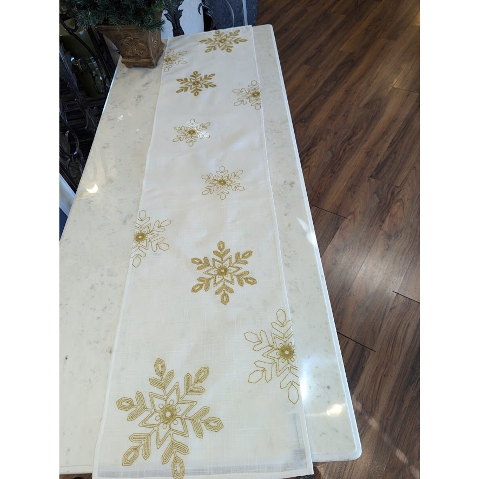 Saro Trading Company Snowflake Tablecloth Runner