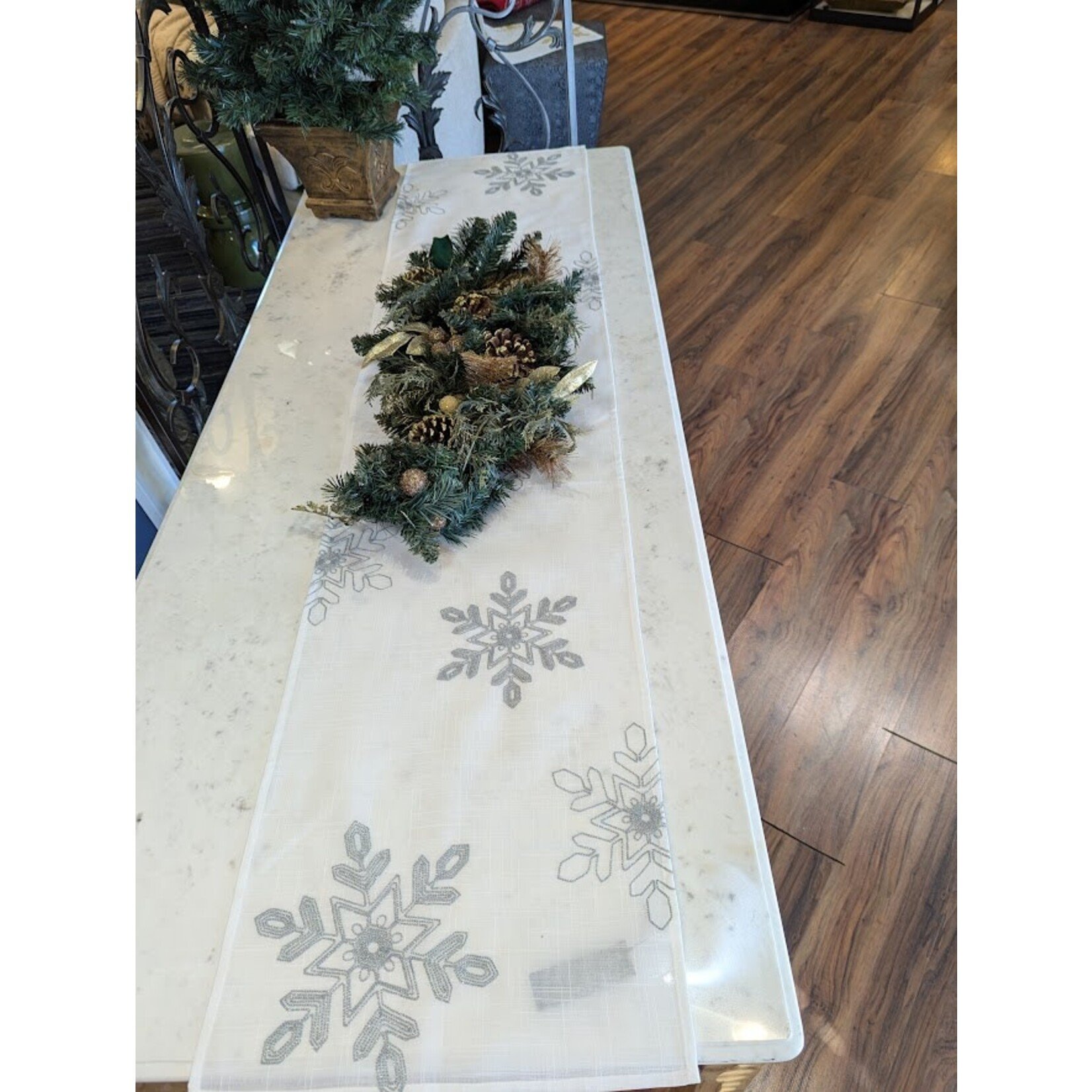 Saro Trading Company Snowflake Tablecloth Runner
