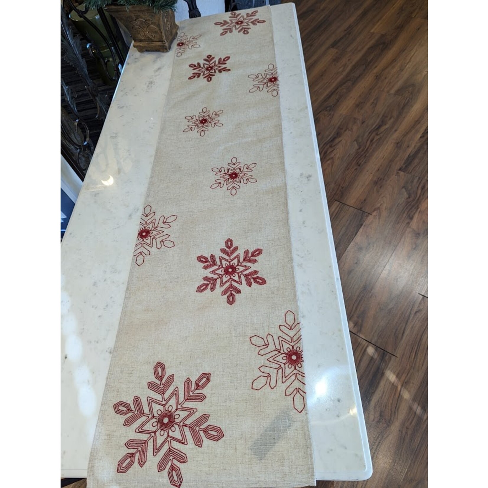 Saro Trading Company Snowflake Tablecloth Runner
