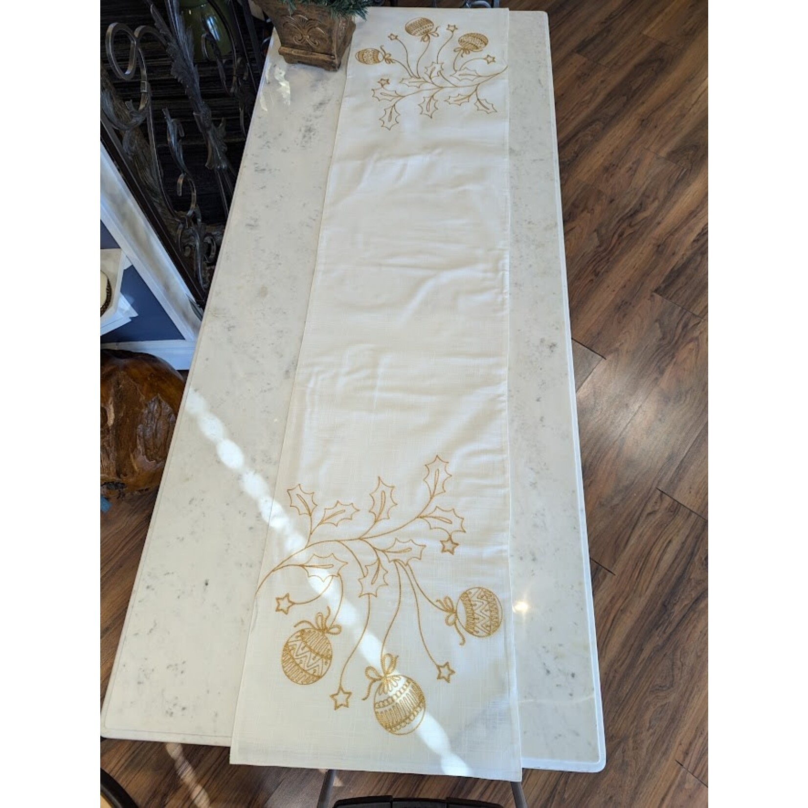 Saro Trading Company Boules de Noel Gold Ornament Table Runner