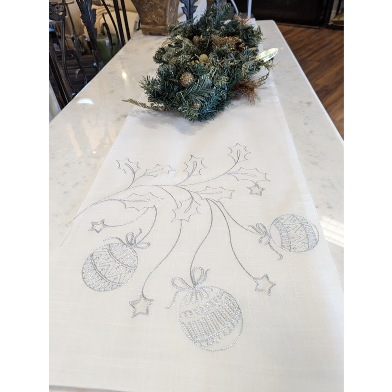 Saro Trading Company Boules de Noel Runner with Silver Ornaments