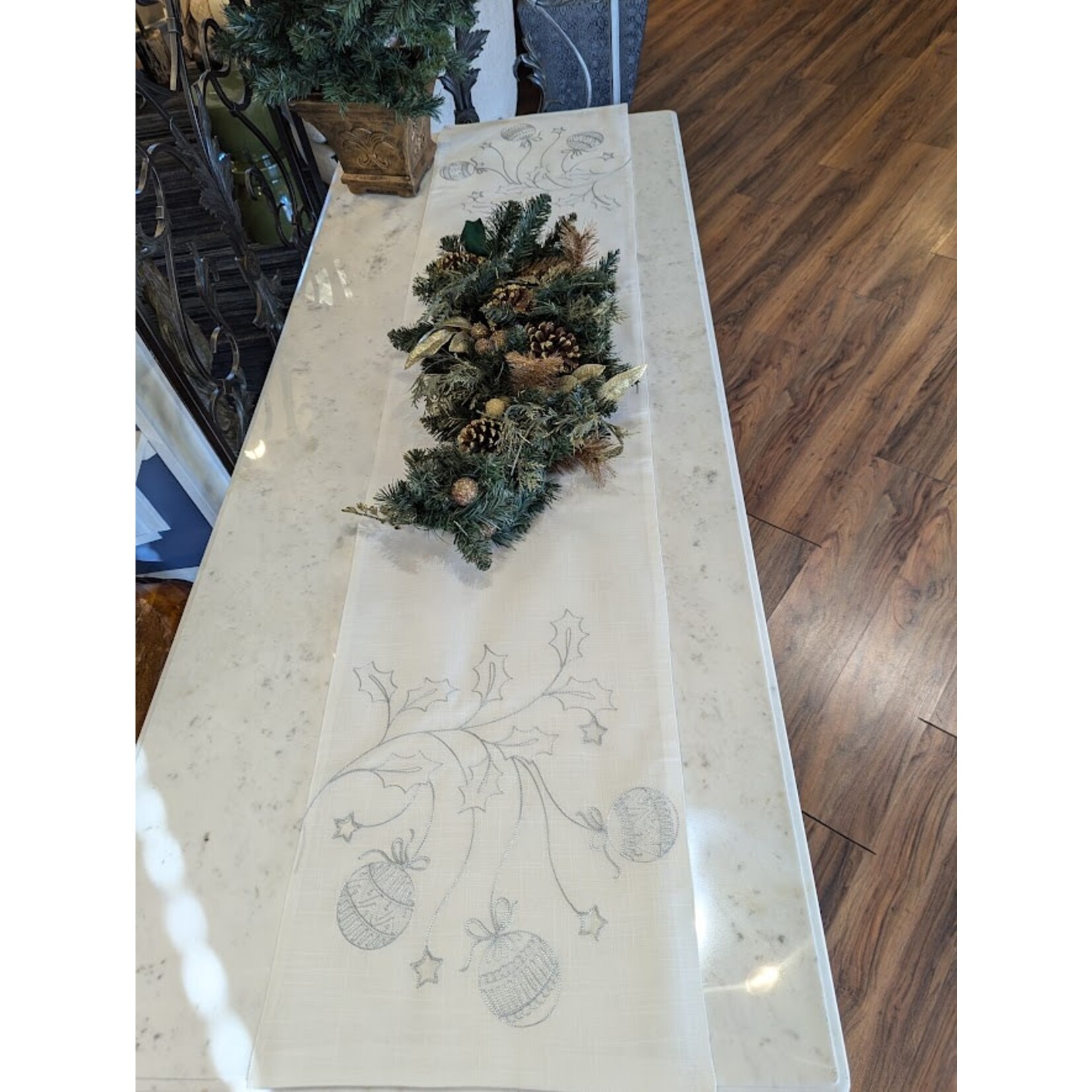 Saro Trading Company Boules de Noel White & Silver Ornament Table Runner