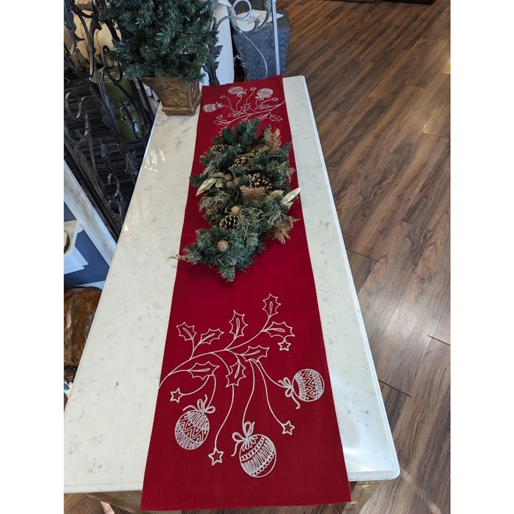 Saro Trading Company Boules de Noel Runner Red with White Ornaments