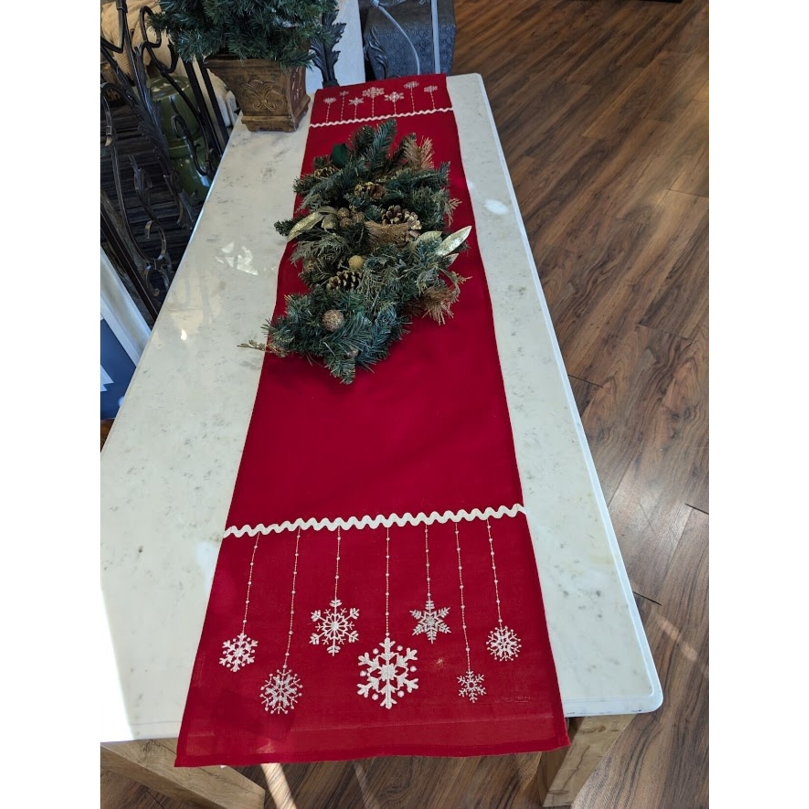 Saro Trading Company Petit White Snowflakes on Red Tablecloth Runner