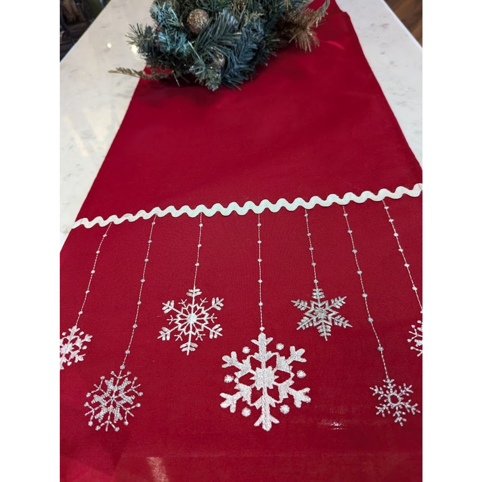 Saro Trading Company Petit White Snowflakes on Red Tablecloth Runner
