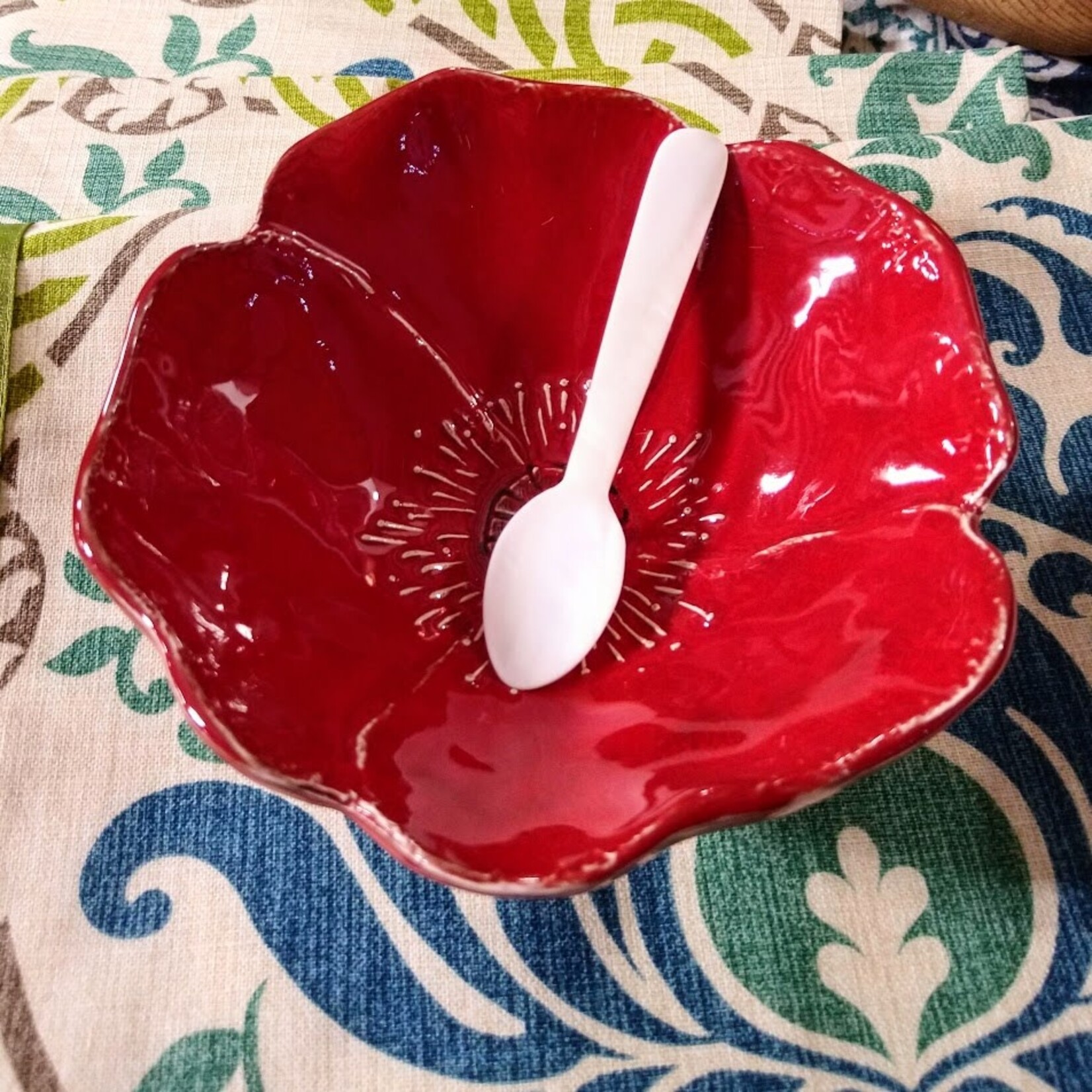 World Treasure Co White Shell Oval Spoon