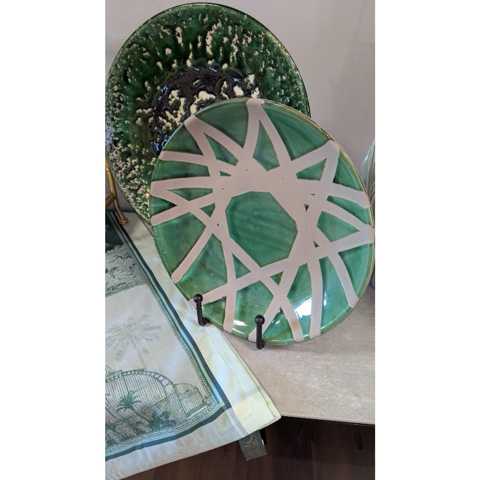 Global Views Ball Design Plate Stand Large