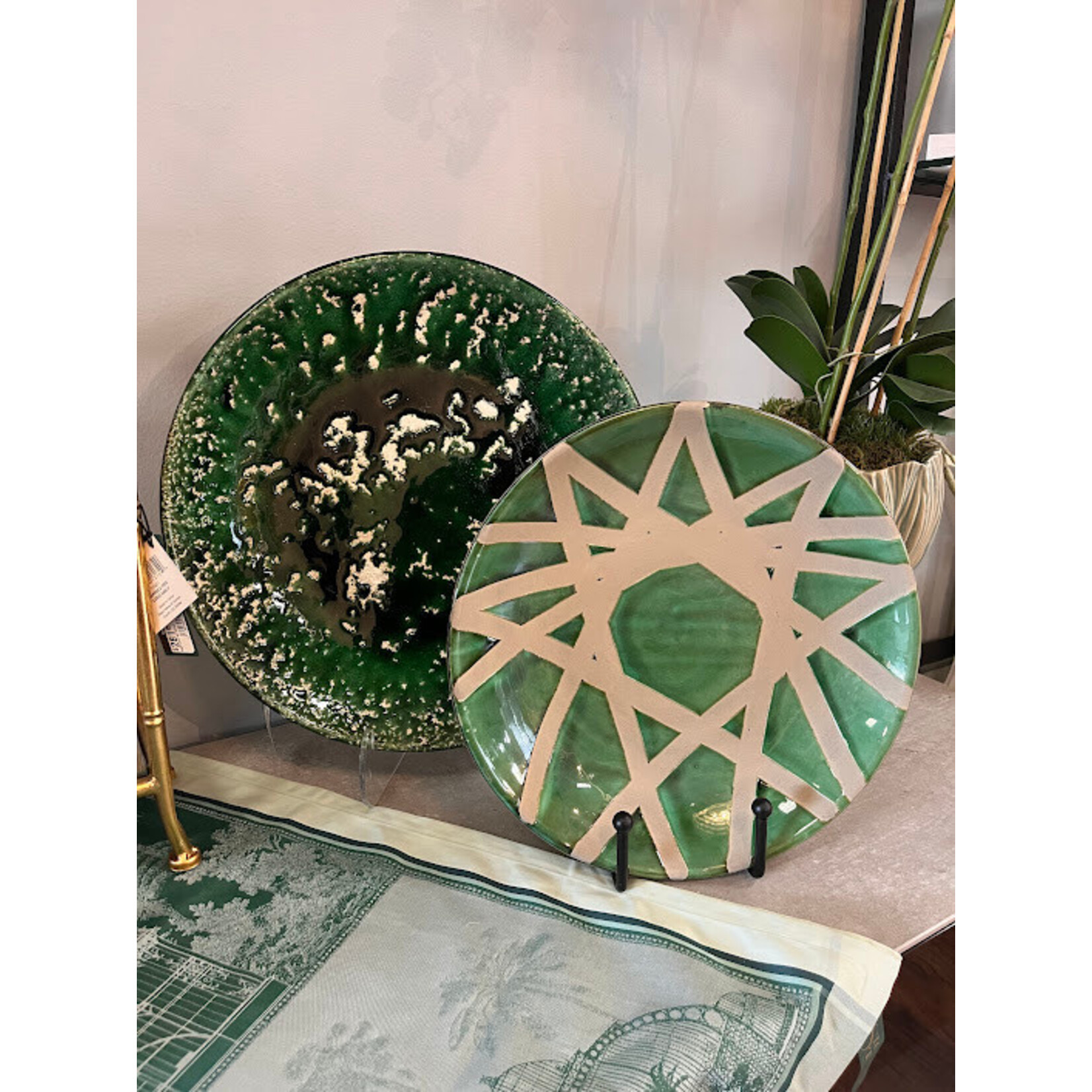 Global Views Ball Design Plate Stand Large
