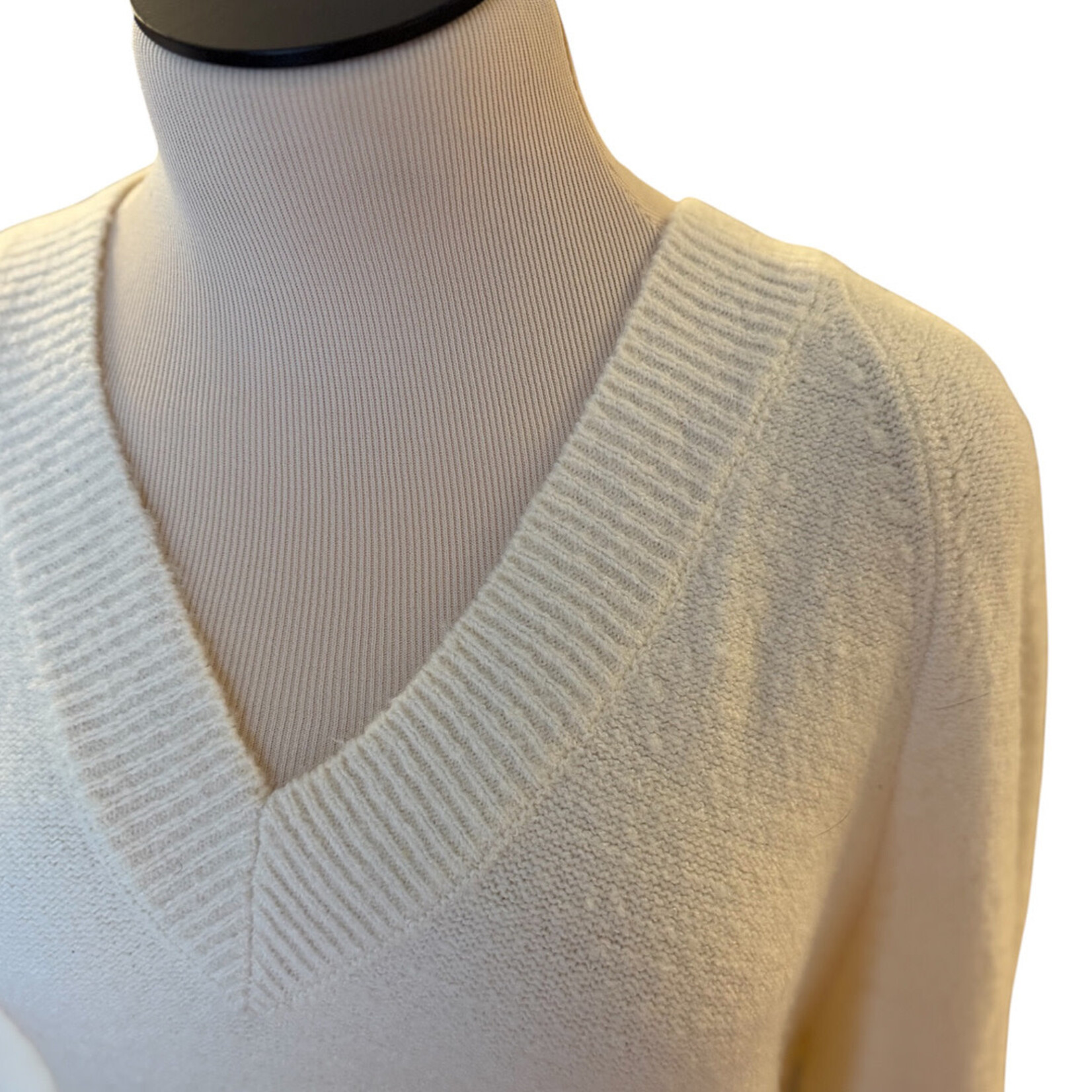 Cream V-Neck Long Sleeve Sweater Size Small- RF