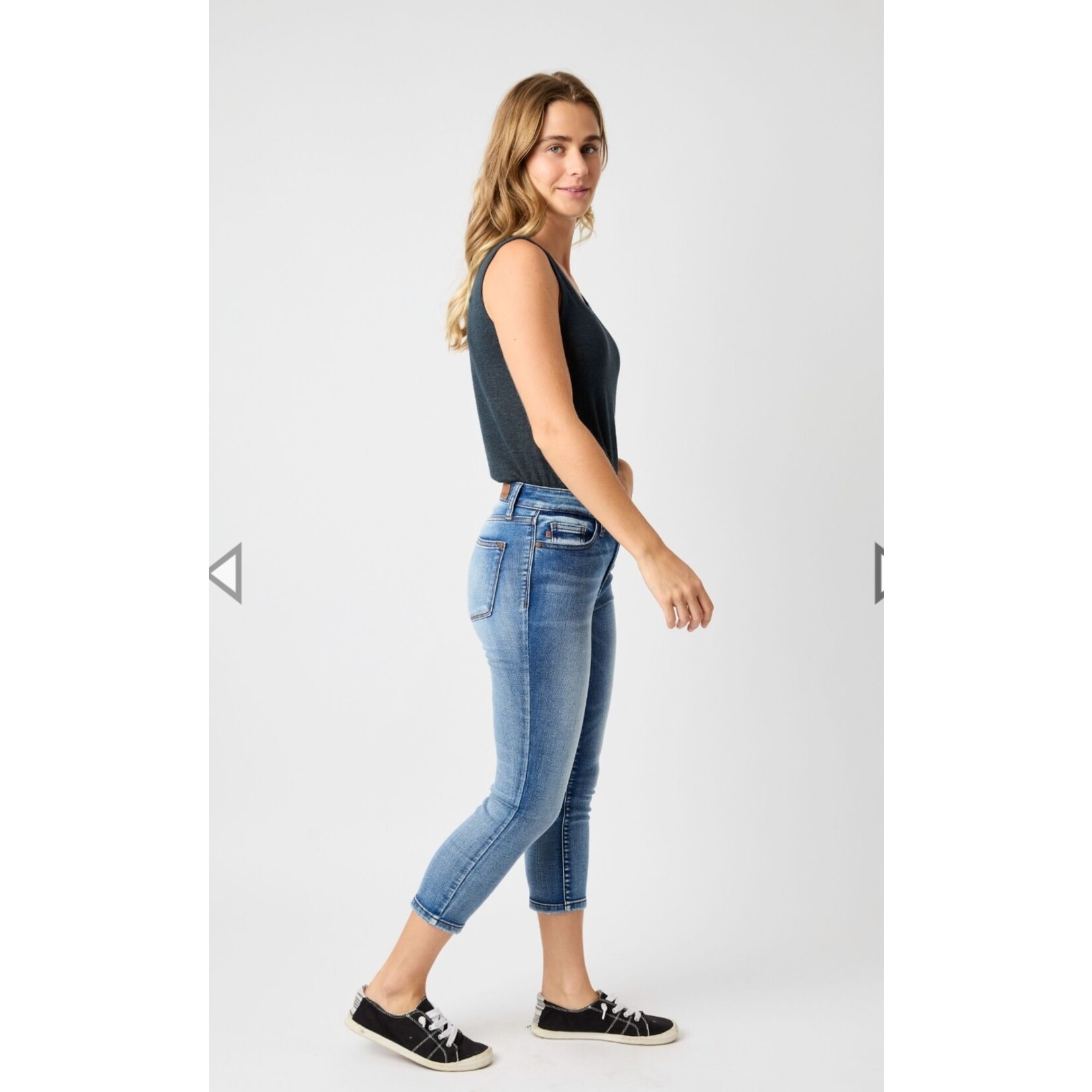 Judy Blue Mid Rise Contrast Wash Capri