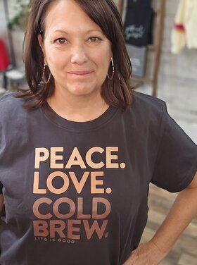 Life is Good WOMEN'S PEACE LOVE COLD BREW  CRUSHER TE