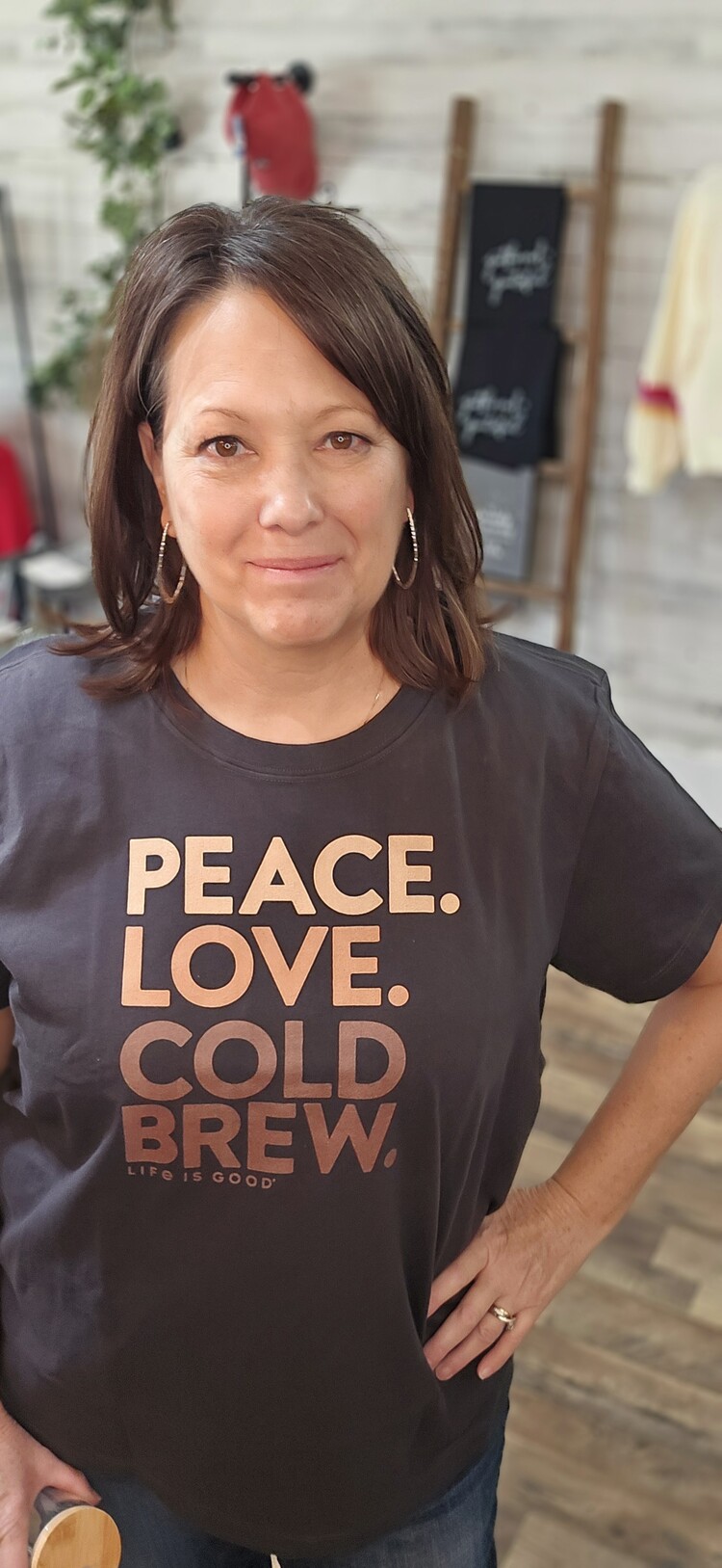 Life is Good WOMEN'S PEACE LOVE COLD BREW  CRUSHER TE