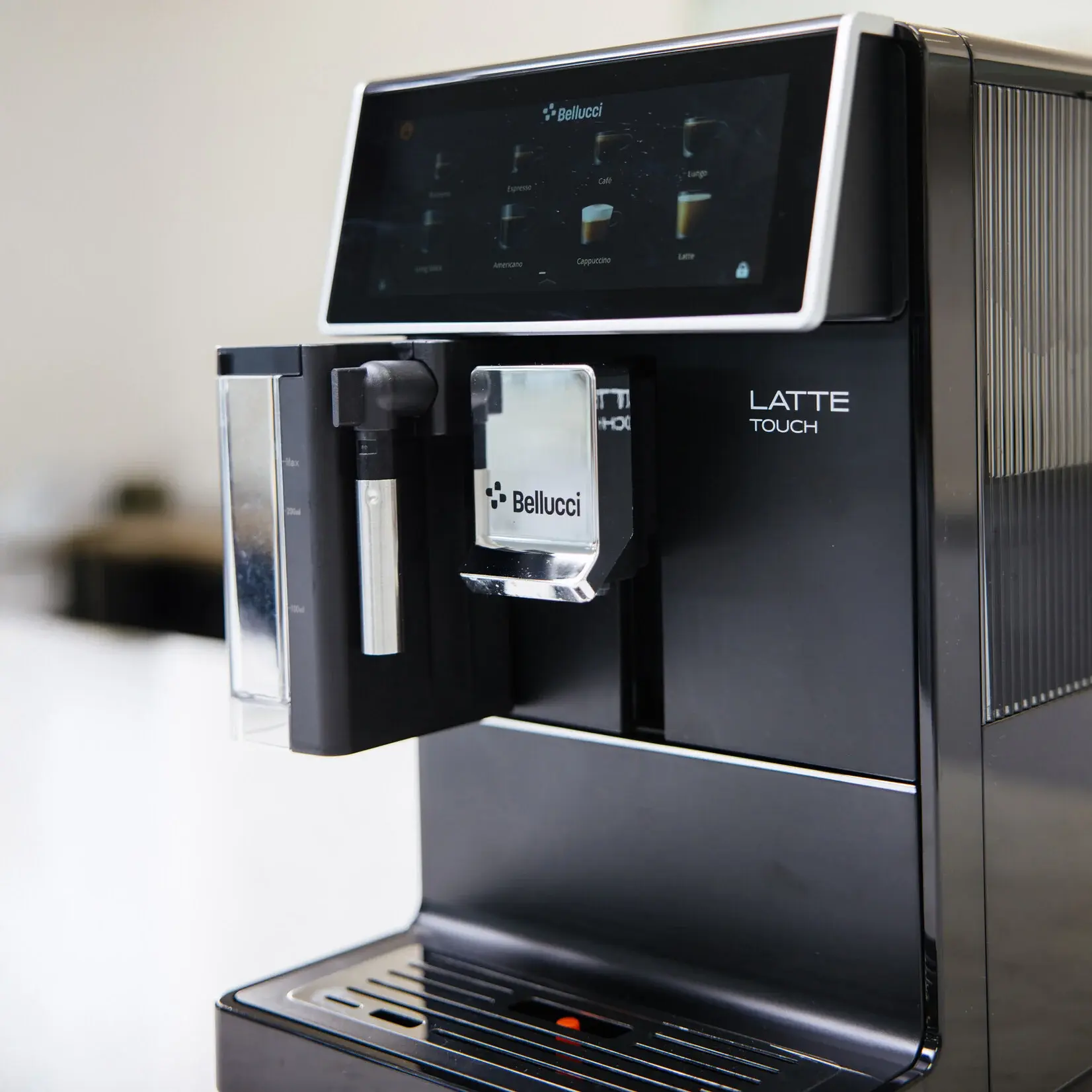 BELLUCCI Machine espresso automatique LATTETOUCH avec pichet à lait