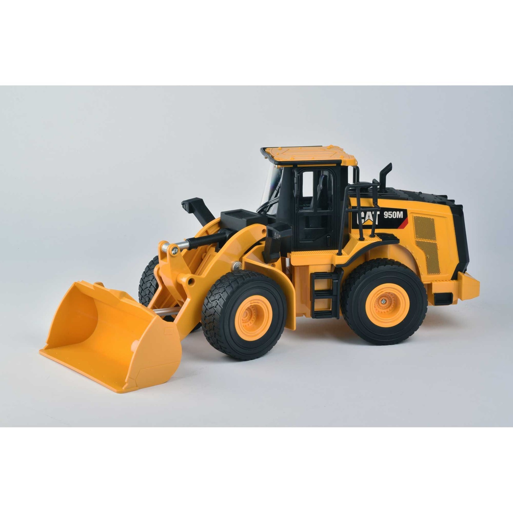 Diecast Masters 1/24 RC Caterpillar 950M Wheel Loader