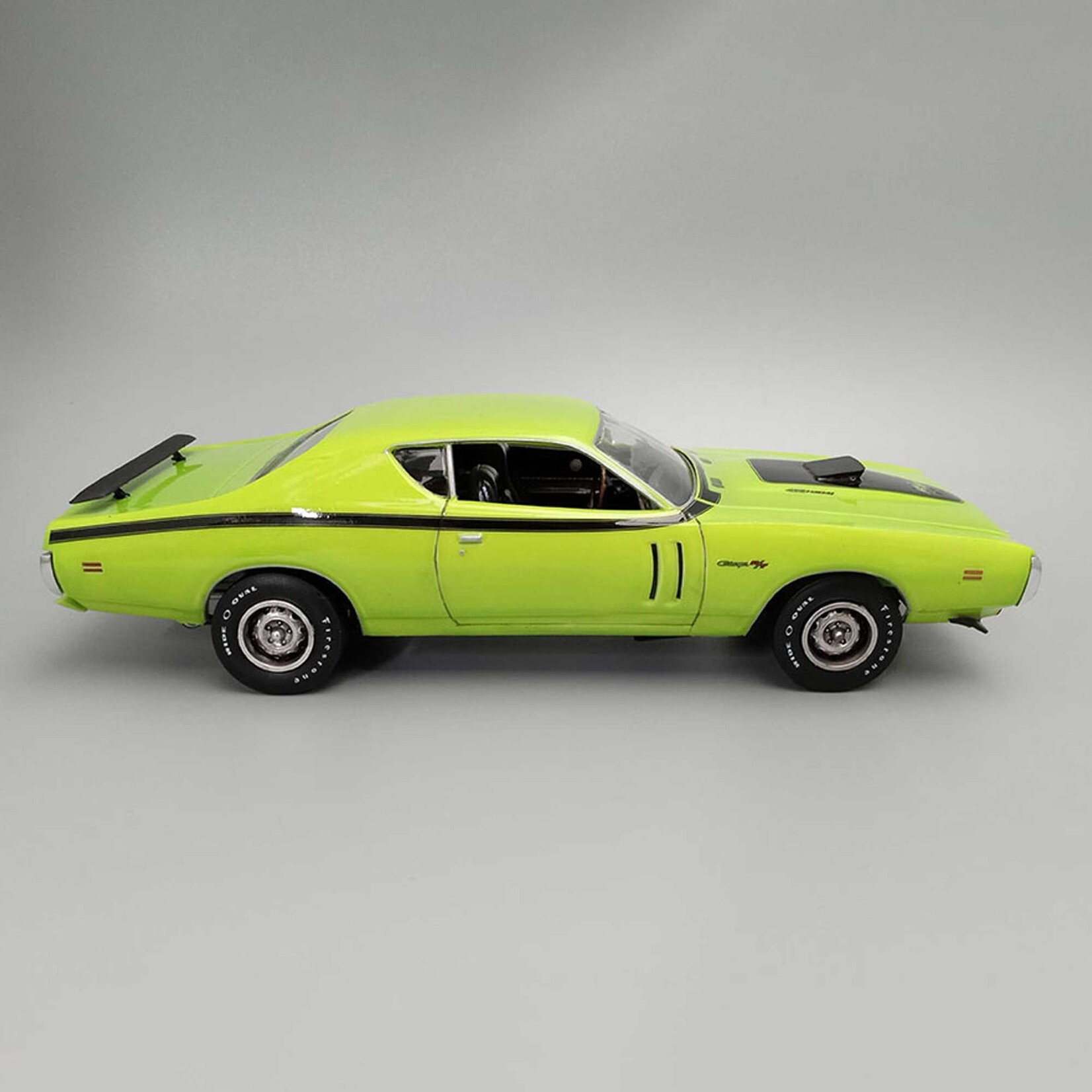 AMT 1/25 1971 Dodge Hemi Charger R/T Model Kit