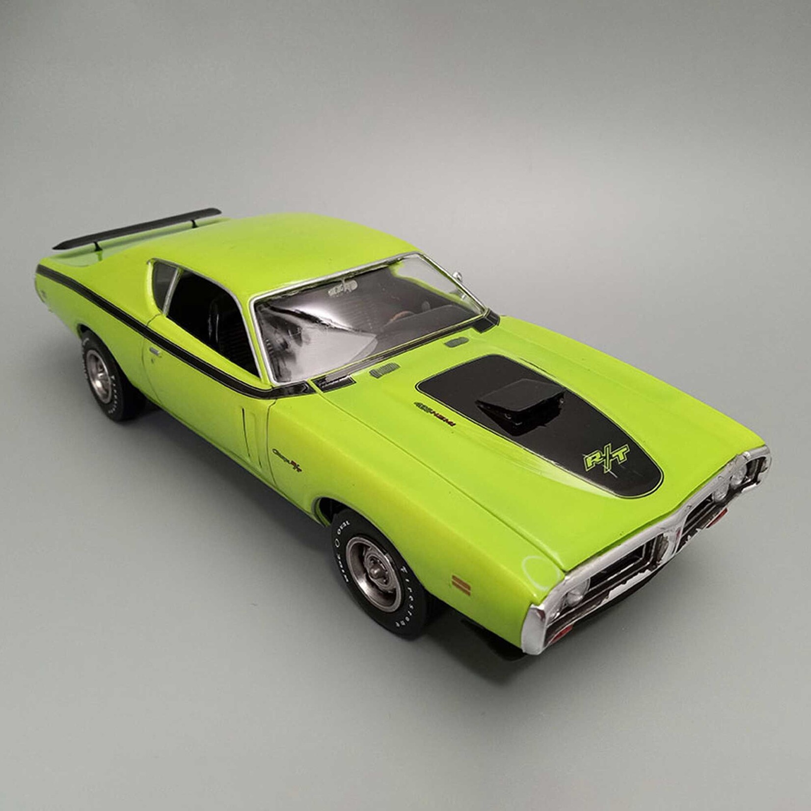 AMT 1/25 1971 Dodge Hemi Charger R/T Model Kit