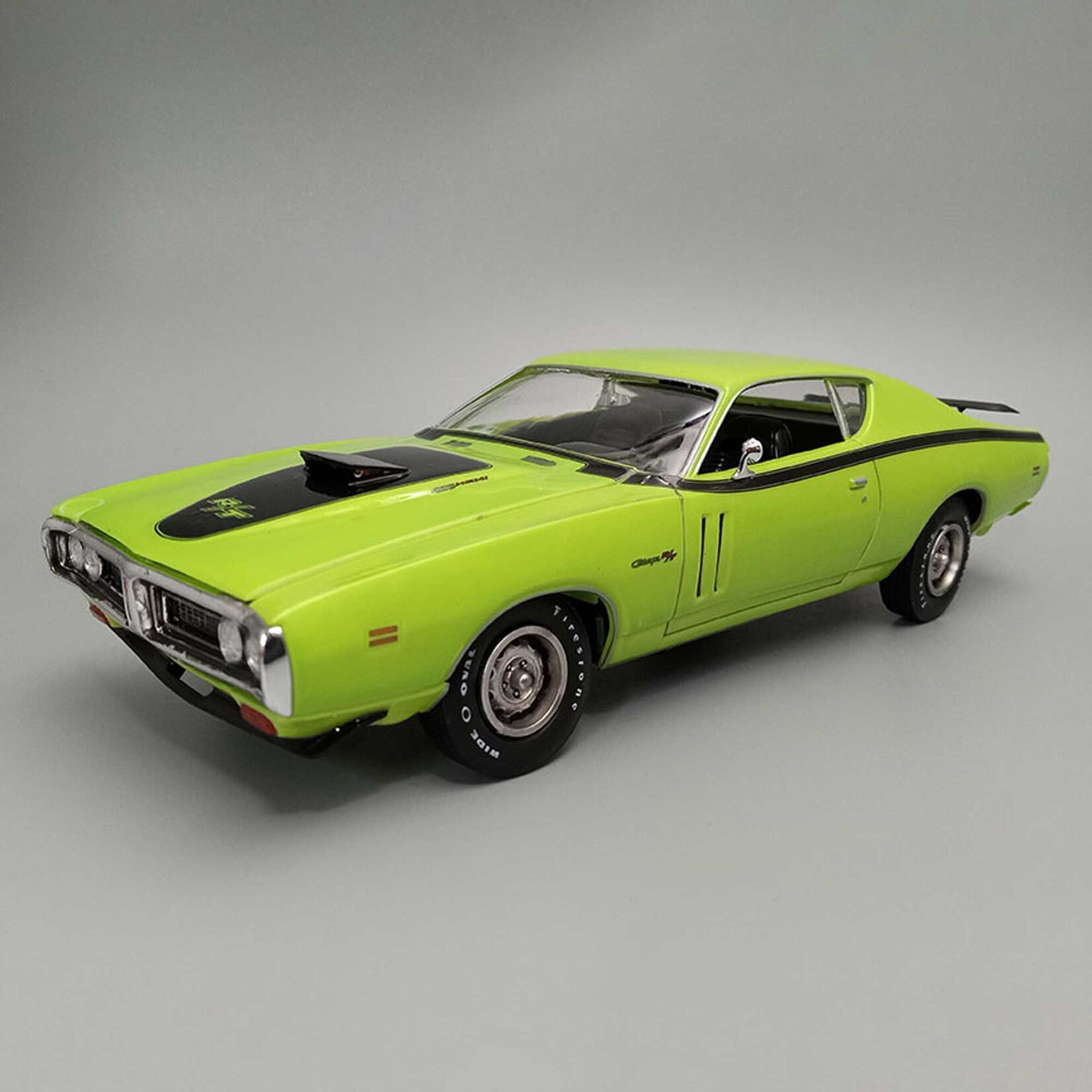 AMT 1/25 1971 Dodge Hemi Charger R/T Model Kit