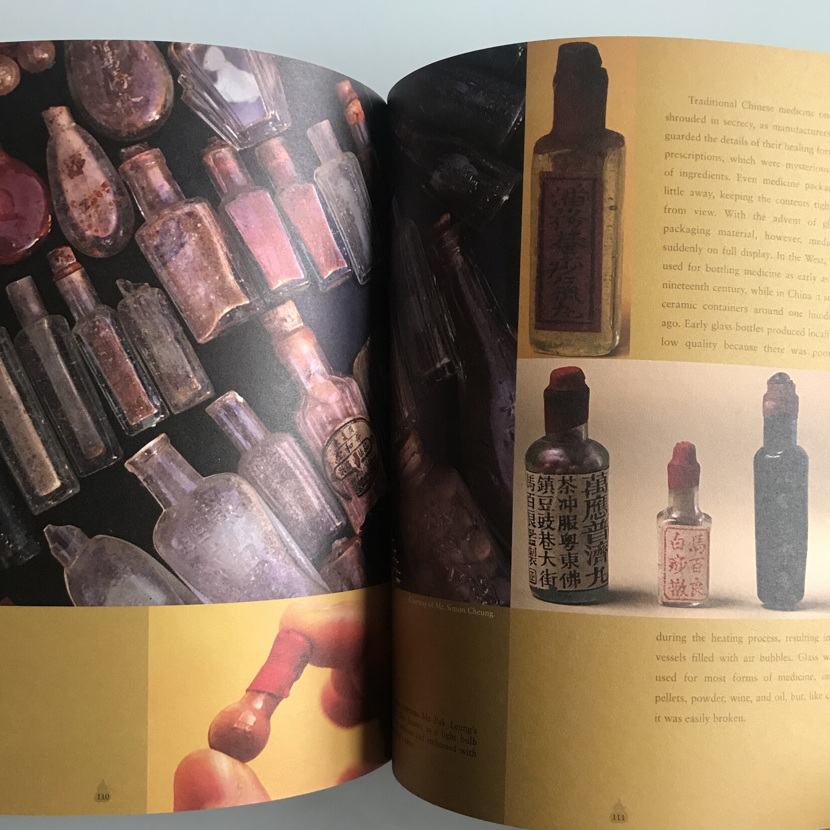 Simon Go - Hong Kong Apothecary: A Visual History Of Chinese Medicine Packaging - Paperback (USED)