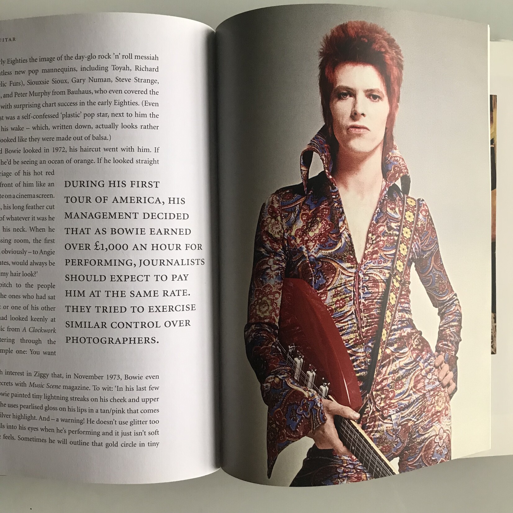 Dylan Jones - When Ziggy Played Guitar: David Bowie, The Man Who Changed The World - Hardback (USED)