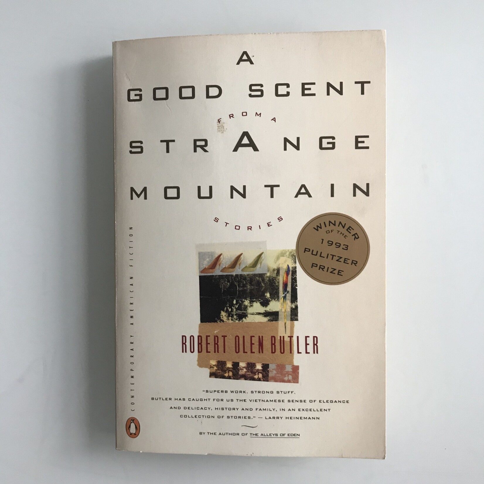 Robert Olen Butler - A Good Scent From A Strange Mountain - Paperback (USED)