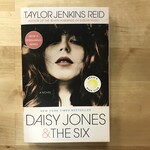Taylor Jenkins Reid - Daisy Jones & The Six - Paperback (USED)