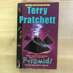 Terry Pratchett - Pyramids - Paperback (USED)