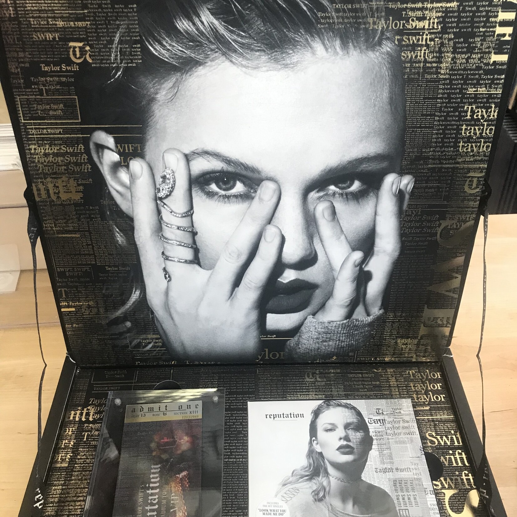 Taylor Swift - Reputation VIP Tour Box (Missing Lanyard) - CD Box Set