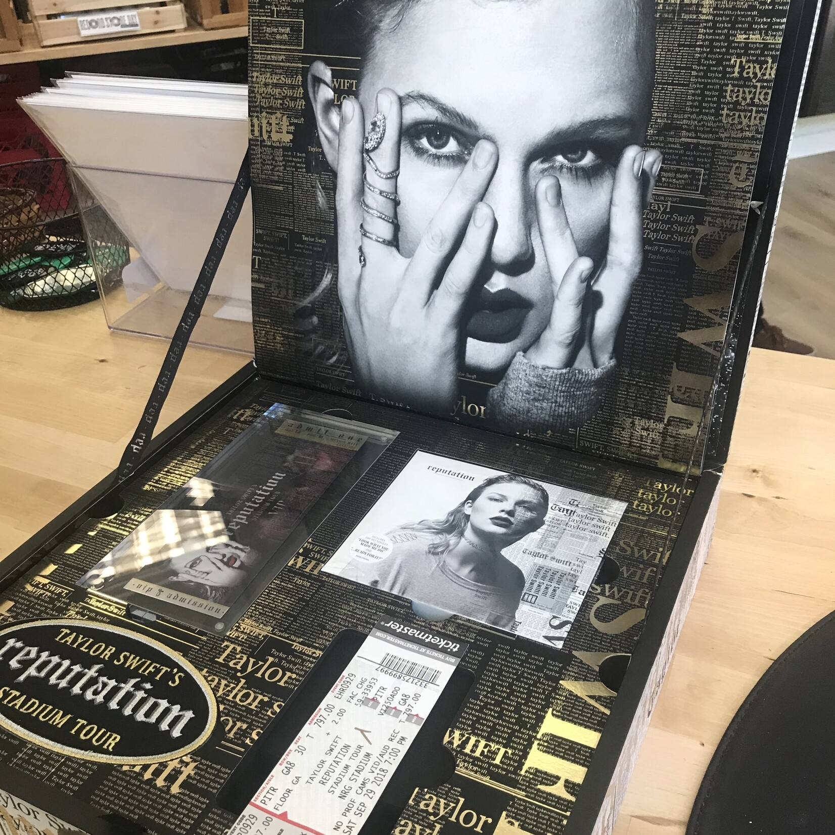 Taylor Swift - Reputation VIP Tour Box (Missing Lanyard) - CD Box 