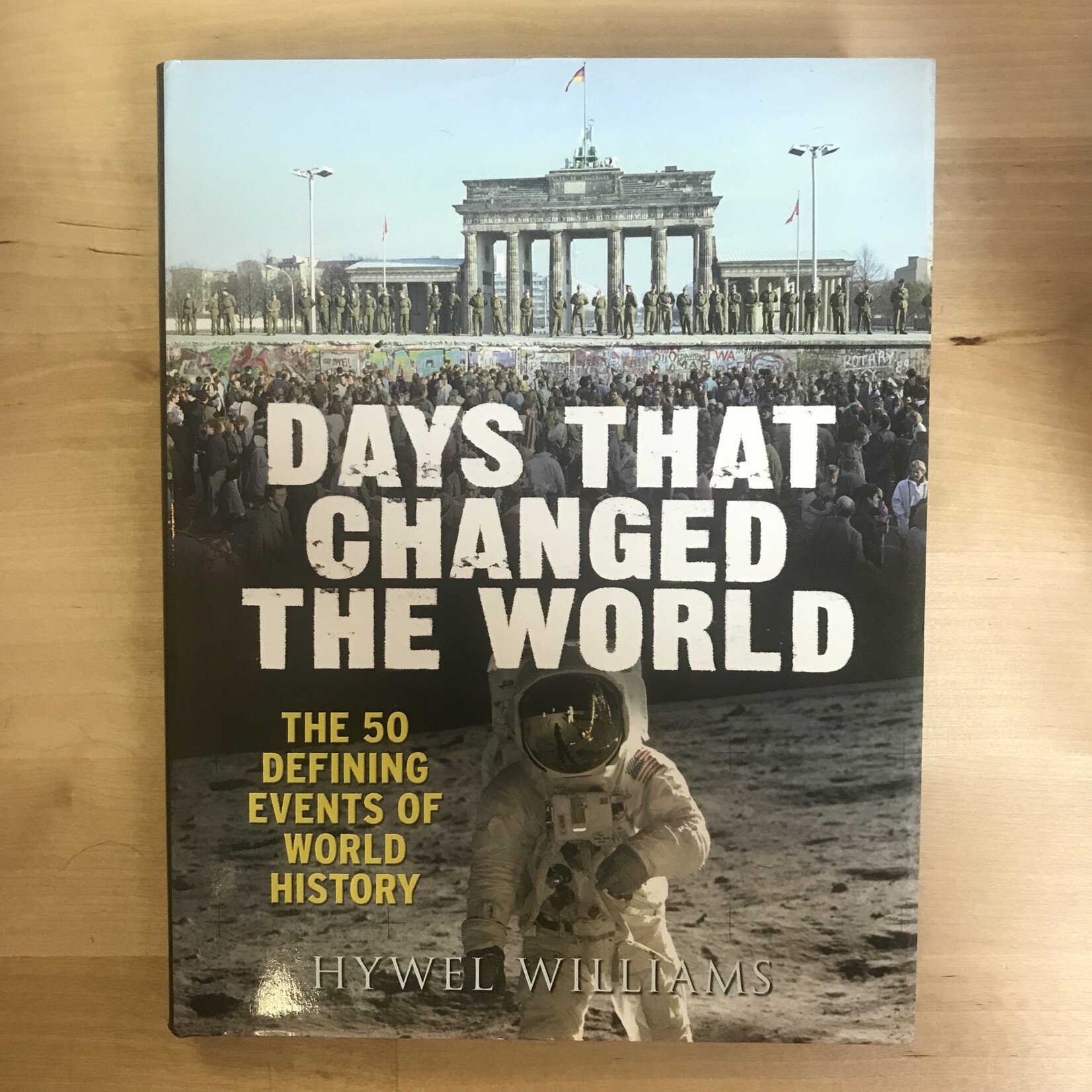 Hywell Williams - Days That Changed The World - Hardback (USED)