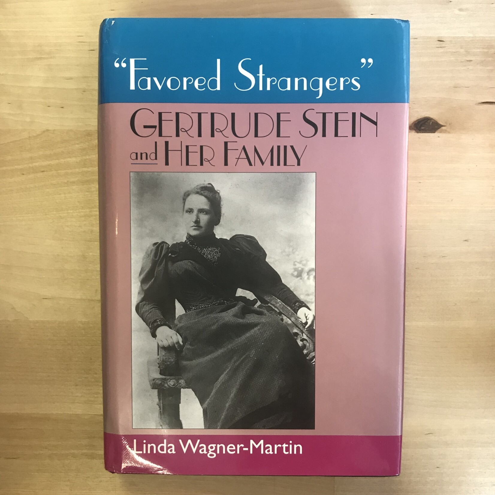 Linda Wagner-Martin - Favored Strangers: Gertrude Stein And Her Family - Hardback (USED)
