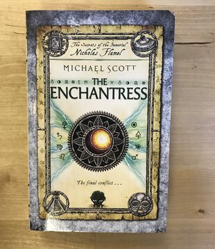 Michael Scott - The Enchantress - Paperback (USED)