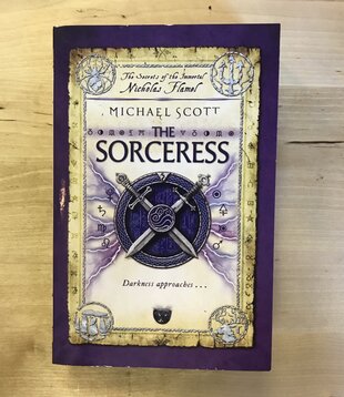 Michael Scott - The Sorceress - Paperback (USED)