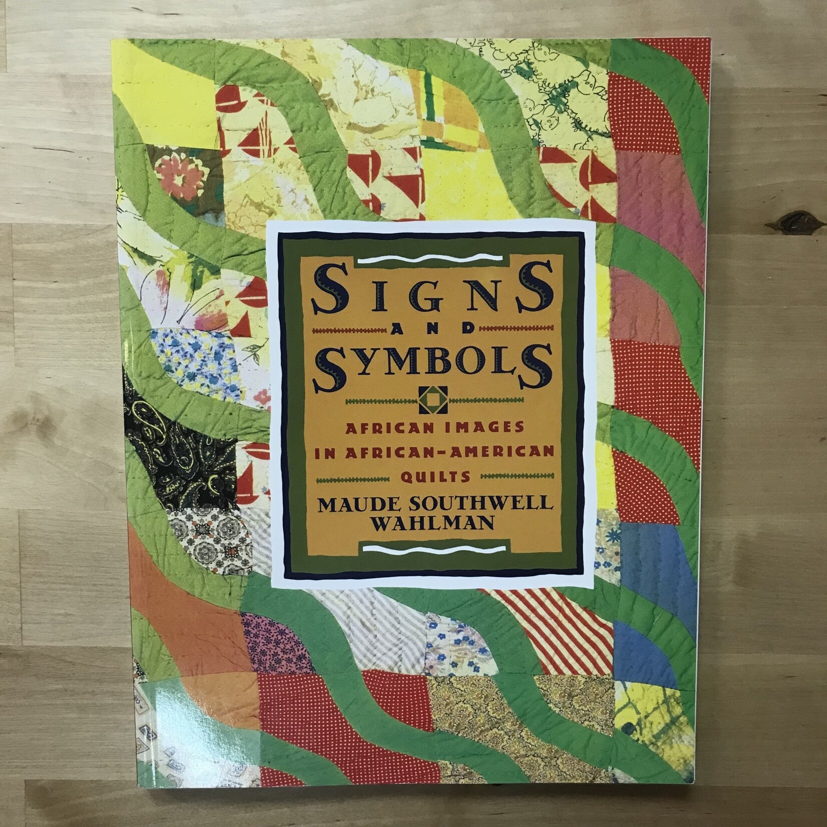 Maude Southwell Wahlman - Signs And Symbols - Paperback (USED)