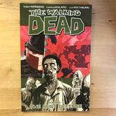 Walking Dead - Volume 5: The Best Defense - Paperback (USED)