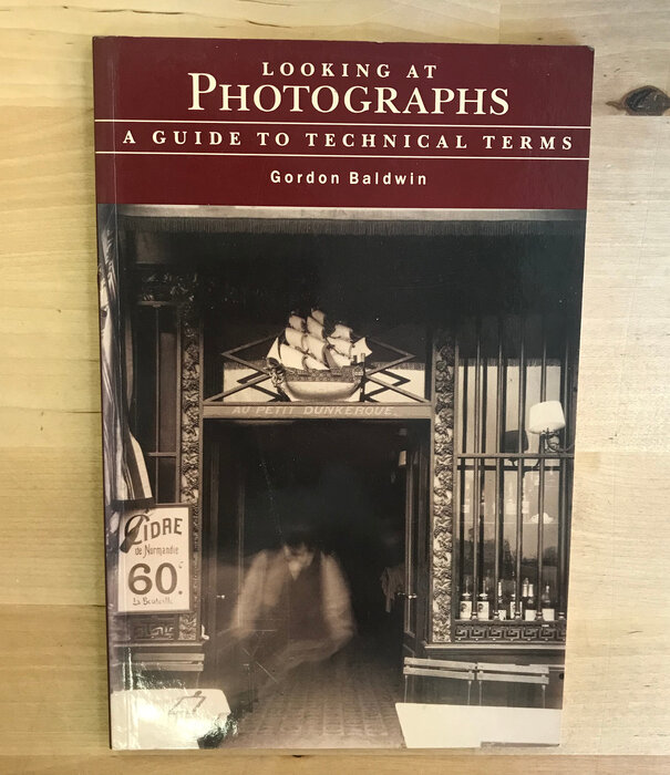 Gordon Baldwin - Looking At Photographs: A Guide To Technical Terms - Paperback (USED)