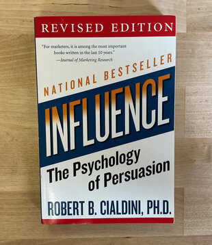 Robert B. Cialdini - Influence - Paperback (USED)