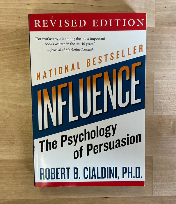 Robert B. Cialdini - Influence - Paperback (USED)