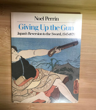 Noel Perrin - Giving Up The Gun: Japan’s Reversion To The Sword, 1543-1879 - Paperback (USED)