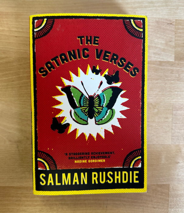 Salman Rushdie - The Satanic Verses - Paperback (USED)